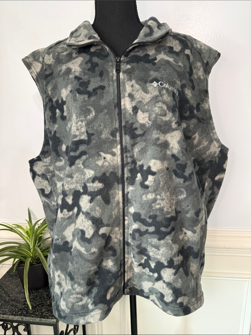 NWOT Columbia Gray & Black Camouflage Fleece Full Zip Pockets Vest XL
